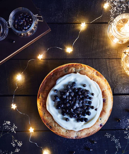 Házi Készítésű Torta Fekete Ribizli Mascarpone Asztal Közelében Könyv Üveg — Stock Fotó