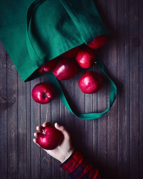 Handla Nätet Miljövänlig Väska Med Röda Äpplen Kvinna Som Håller — Stockfoto