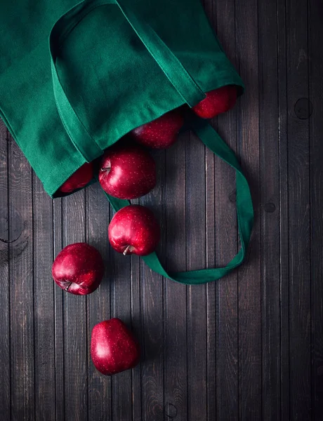 Παράδοση Απευθείας Σύνδεση Οικολογική Τσάντα Κόκκινα Μήλα Σκούρο Ξύλινο Φόντο — Φωτογραφία Αρχείου