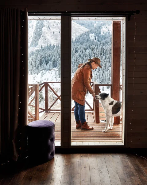 Frau Mit Hut Spielt Winter Mit Hund Holzhaus Bergort — Stockfoto