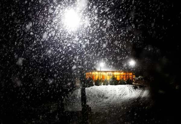 Nowoczesny Drewniany Dom Żółtym Świecącym Światłem Górski Kurort Śniegu Upadek — Zdjęcie stockowe