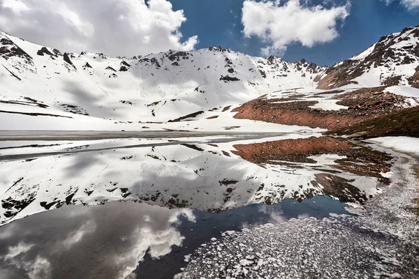 Schöne Landschaft Des Titowsees Mit Reflexion Der Schneebedeckten Berge Und — Stockfoto
