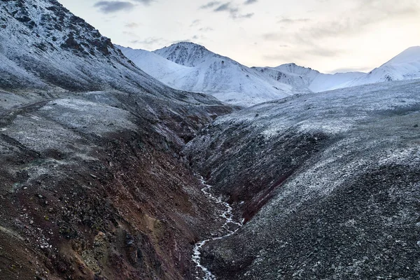 南カザフスタンの天山渓谷にある雪の山と川の美しい景色 — ストック写真