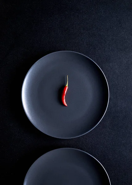 Composizione Minimalista Peperoncino Rosso Nel Piatto Ceramica Nera Tavolo Nero — Foto Stock