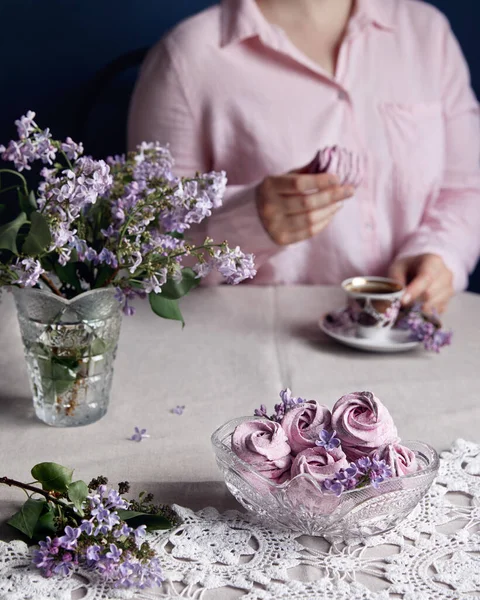 Frau Trinkt Kaffee Mit Violettsüßem Hausgemachtem Zephyr Oder Marshmallow Aus — Stockfoto