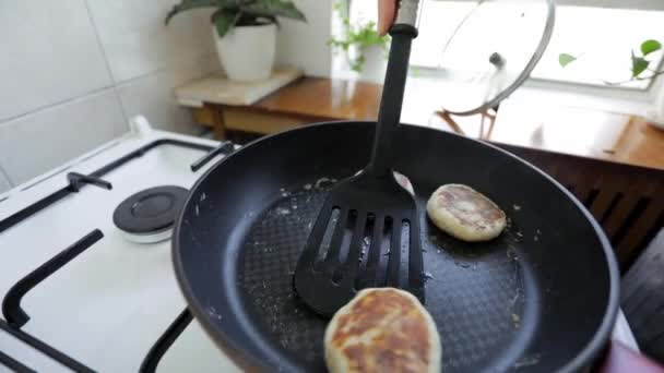 Mujer cocinando delicioso panqueque de cuajada — Vídeos de Stock