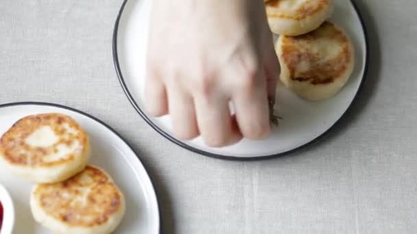 Läckra ostpannkakor på bordet med frukt — Stockvideo