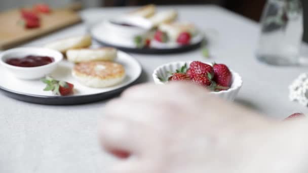 有糕点和水果的美味早餐 — 图库视频影像