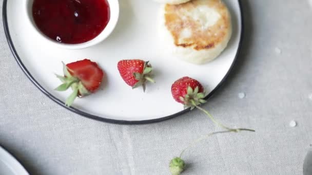 Deliciosos panqueques de cuajada en la mesa con frutas — Vídeos de Stock