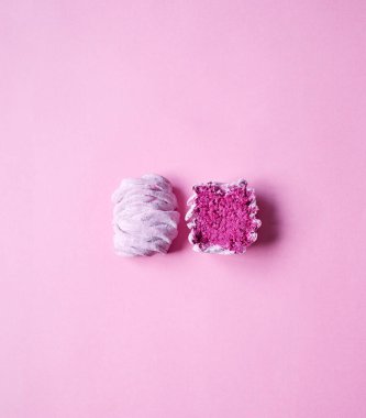 Violet tatlı ev yapımı Zephyr 'li minimalizm sanatı ya da pembe parlak arka plan manzaralı siyah frenk üzümünden lokum.  