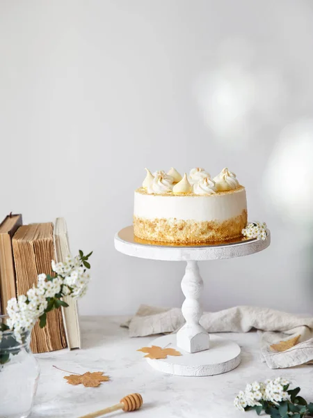 Tarta Rusa Casera Capas Con Miel Medovik Con Crema Merengue —  Fotos de Stock