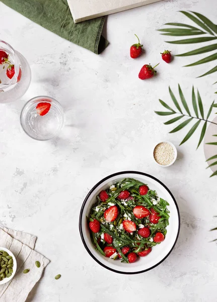 Sommersalat Aus Frischen Erdbeeren Fettkäse Rucola Kürbis Und Sesam Auf — Stockfoto