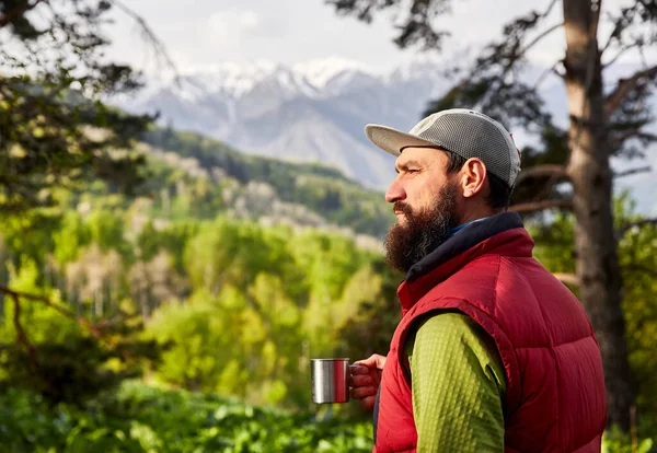 Portret Brodatego Turysty Filiżanka Kawy Bujnym Lesie Górach — Zdjęcie stockowe
