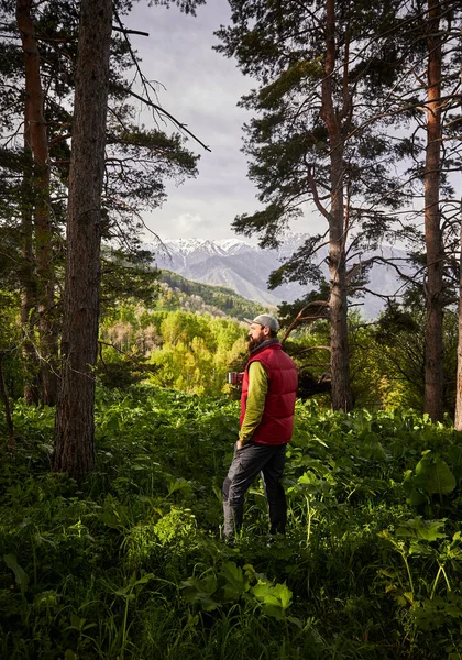 Touriste Avec Tasse Café Dans Forêt Luxuriante Montagne Plein Air — Photo