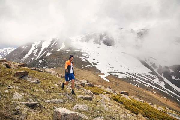 Turysta Kijkami Trekkingowymi Spaceruje Górskiej Dolinie Mglisty Dzień Pojęcie Stylu — Zdjęcie stockowe