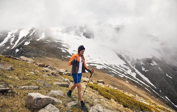 Turysta Kijkami Trekkingowymi Spaceruje Górskiej Dolinie Mglisty Dzień Pojęcie Stylu — Zdjęcie stockowe