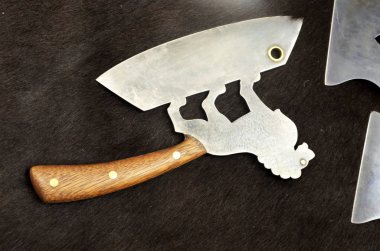 siyah ayı derileri arka planda tahsil bıçaklar