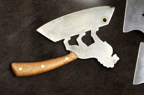 Коллекционные ножи на фоне шкур черного медведя — стоковое фото