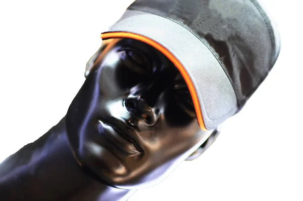 Черная голова манекена в модной кепке — стоковое фото