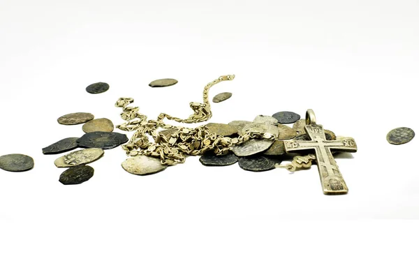 Pièces d'argent. pièces de monnaie des siècles passés. pièces en fil d'argent. pièces sur fond blanc. échelles de pièces — Photo