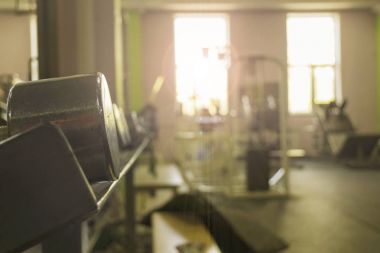 Salonun arka planda pencereden güneşin ilk ışınları ile netlik dumbbells ile