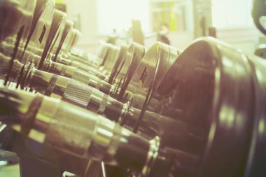 bir fitness kulübünde sağlıklı bir yaşam için spor salonu