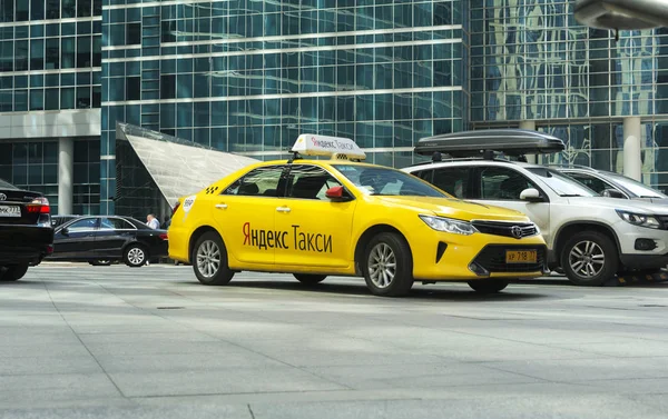 Moscou, Russie-8 juin 2017 : Yandex-taxi attend un client dans la zone élite du centre d'affaires Moscou-ville — Photo