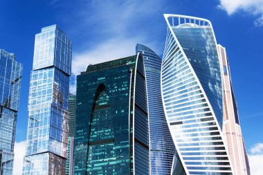 parlak güneşli bir günde bir cam cepheli gökdelenler iş sınıfı. İş Merkezi kavramı. 21. yüzyılda gökdelen tasarımı