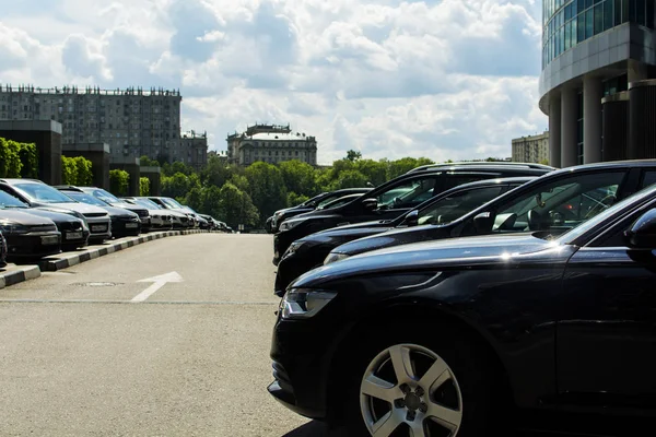 Парковка Автомобилей Односторонним Движением Вблизи Бизнес Центра — стоковое фото