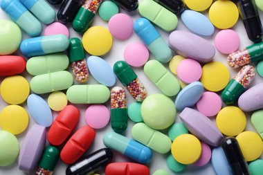 Beyaz arka planda izole edilmiş haplar