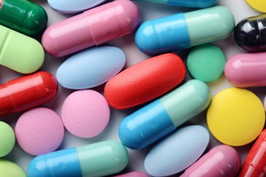 Beyaz arka planda izole edilmiş haplar