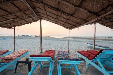 Sahilde çadır altında şezlong