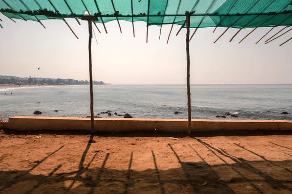 Vista al mar desde debajo de la tienda — Foto de Stock