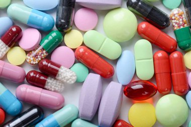 Beyaz arka planda izole edilmiş haplar