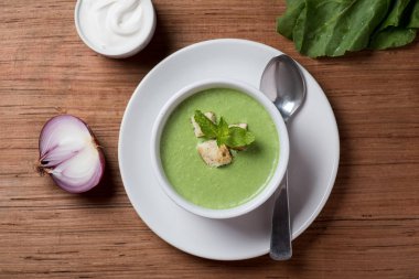 ahşap masa üzerinde ıspanak çorbası