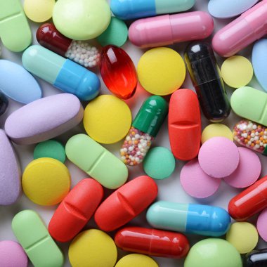 Beyaz arka planda izole edilmiş haplar