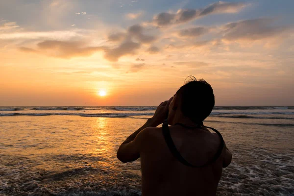 Homme prendre une photo sur le coucher du soleil — Photo