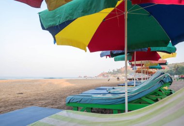 şezlong plaj şemsiyesi altında