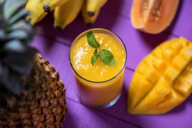 güler yüzlü bir ahşap zemin üzerine