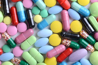 Beyaz arka planda izole edilmiş haplar