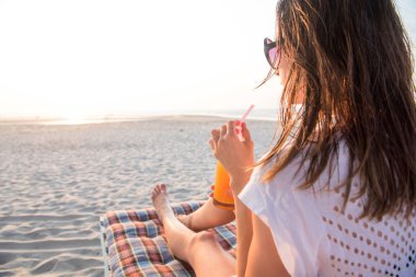 kadın İçecek suyu sahilde