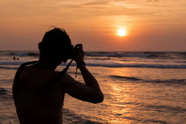 Homme prendre une photo sur le coucher du soleil — Photo