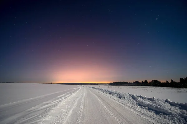 Droga zimą w nocy — Zdjęcie stockowe