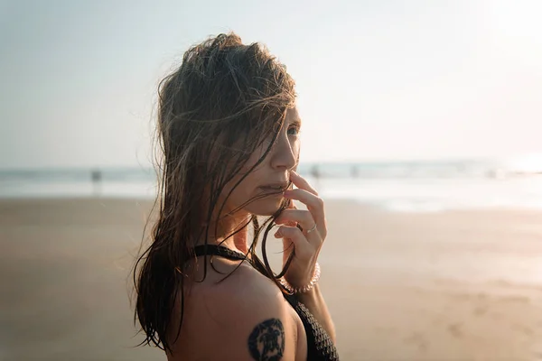 Portrait of romantic woman in the beach — Stock Photo, Image