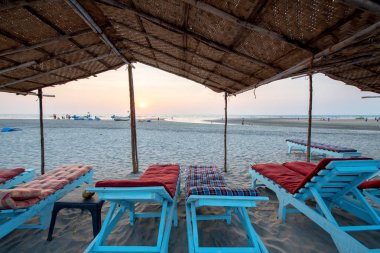Sahilde çadır altında şezlong