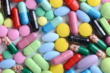 Beyaz arka planda izole edilmiş haplar