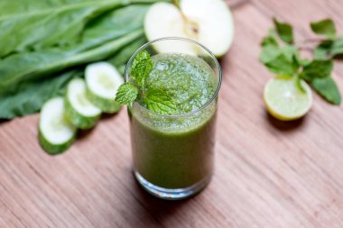 güler yüzlü cam ahşap yüzey üzerinde