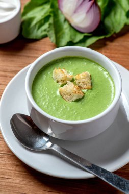 ahşap arka plan üzerinde ıspanak çorbası