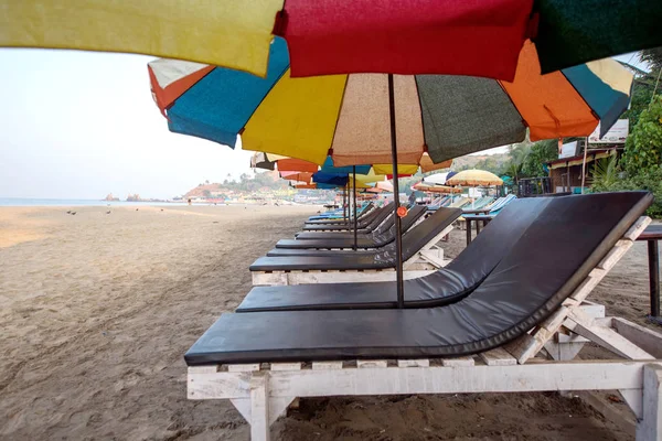 şezlong plaj şemsiyesi altında