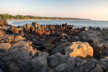 Arambol plaj manzara. Rock yan.